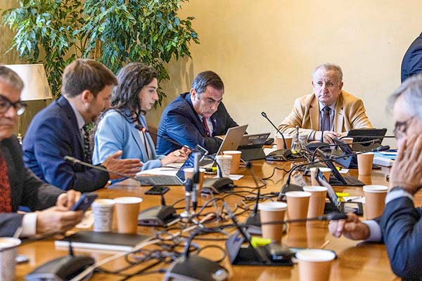 <p>Gobierno explica subsidio eléctrico y senadores advierten diferencias en mesa técnica por propuesta de almacenamiento</p>