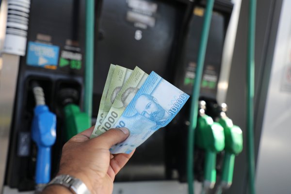<p>Una buena y una mala para los bolsillos: ENAP informa una importante baja en los precios de las bencinas, pero el diésel subirá</p>