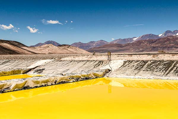 Litio de Argentina saldrá por puertos chilenos y desde ahí llegará a clientes como Tesla y BYD