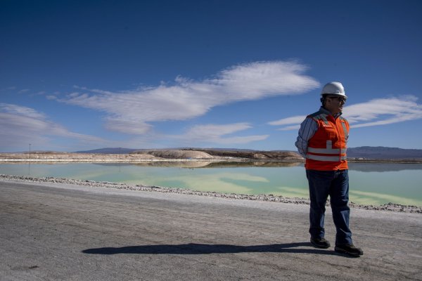 Acción de SQM se hunde 8% y bordea mínimos de casi dos años por resultados más débiles de lo esperado