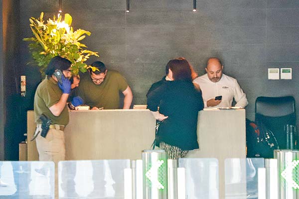 <p>El OS-7 de Carabineros llegó hasta la oficina de Luis Hermosilla. Desde allí incautaron equipos electrónicos como su celular y computadores. Foto: Julio Castro</p>