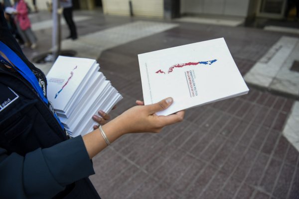Con Kiosco frente a La Moneda el Gobierno inicia distribución de propuesta constitucional