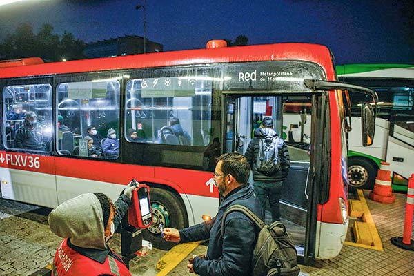 BancoEstado, IFC y el BID se asocian para financiar buses eléctricos por US$ 344 millones
