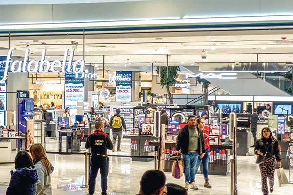 <p>Falabella pierde su grado de inversión: Fitch rebaja clasificación de la empresa por altos niveles de deuda</p>