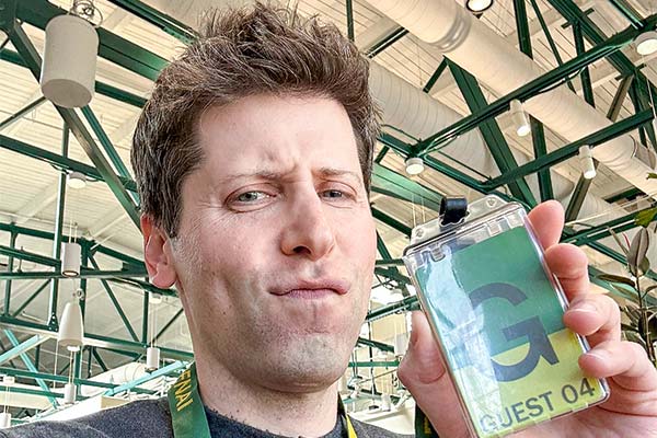 <p>El cofundador de OpenAI, Sam Altman, en las oficinas de OpenAI con una credencial de invitado.</p>