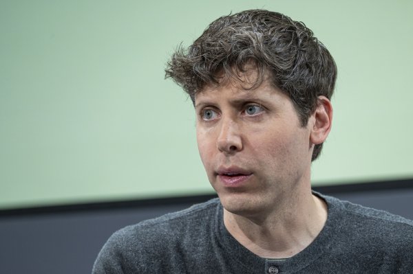 Trabajadores e inversionistas de OpenAI aumentan presión al directorio para que traigan de regreso al despedido CEO Sam Altman