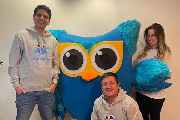 <p>Rodrigo Marambio (de pie), Sabrina Orellana y Miguel Orellana, fundadores de KidsBook.</p>
