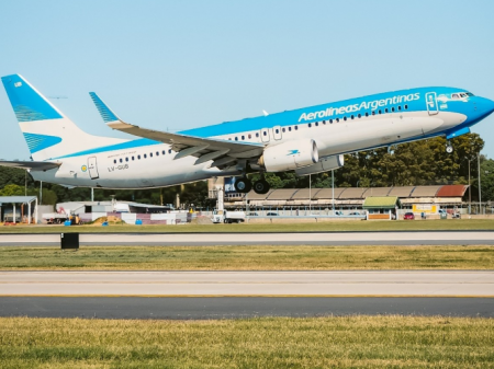 Trabajadores de Aerolíneas Argentinas calificaron como una "amenaza" al plan de Milei y advirten que parte del país quedará "aislado"