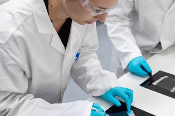 <p>Las baterías de iones de sodio se consideran una alternativa más barata y segura a las baterías de litio, ampliamente utilizadas para el almacenamiento de energía, ya que funcionan mejor tanto a temperaturas muy altas como muy bajas.</p>