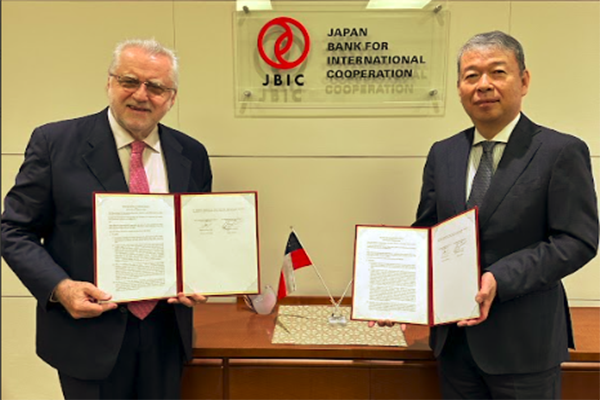 <p>Máximo Pacheco, presidente del directorio de Codelco, junto a Amakawa Kozuhiko, vicegobernador del directorio de JBIC. </p>