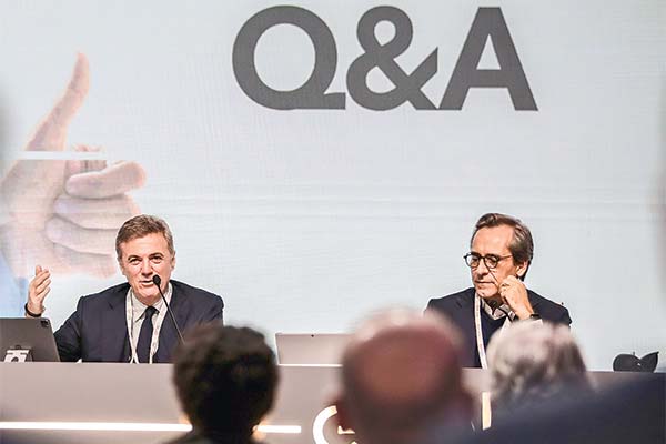 <p>El nuevo CEO de Enel, Flavio Cattaneo (izquierda), en su primer Capital Markets Day, instancia en que la compañía anuncia su plan estratégico para los próximos tres años.</p>