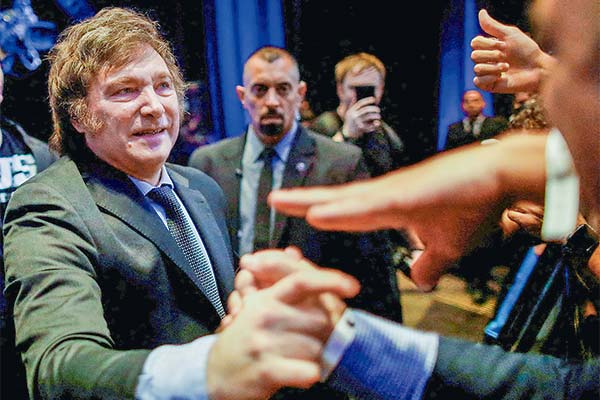 El primer roce de Milei: enfrenta una reacción violenta por la privatización de las aerolíneas