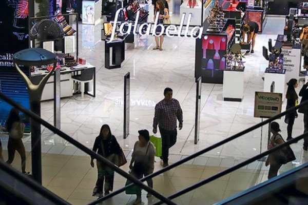 <p>Una tercera clasificadora de riesgo rebaja la nota de Falabella por "deterioro estructural en su posición financiera"</p>
