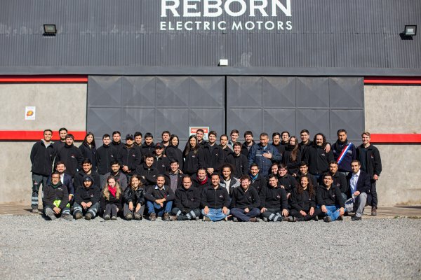 <p>El equipo de Reborn Electric Motors.</p>