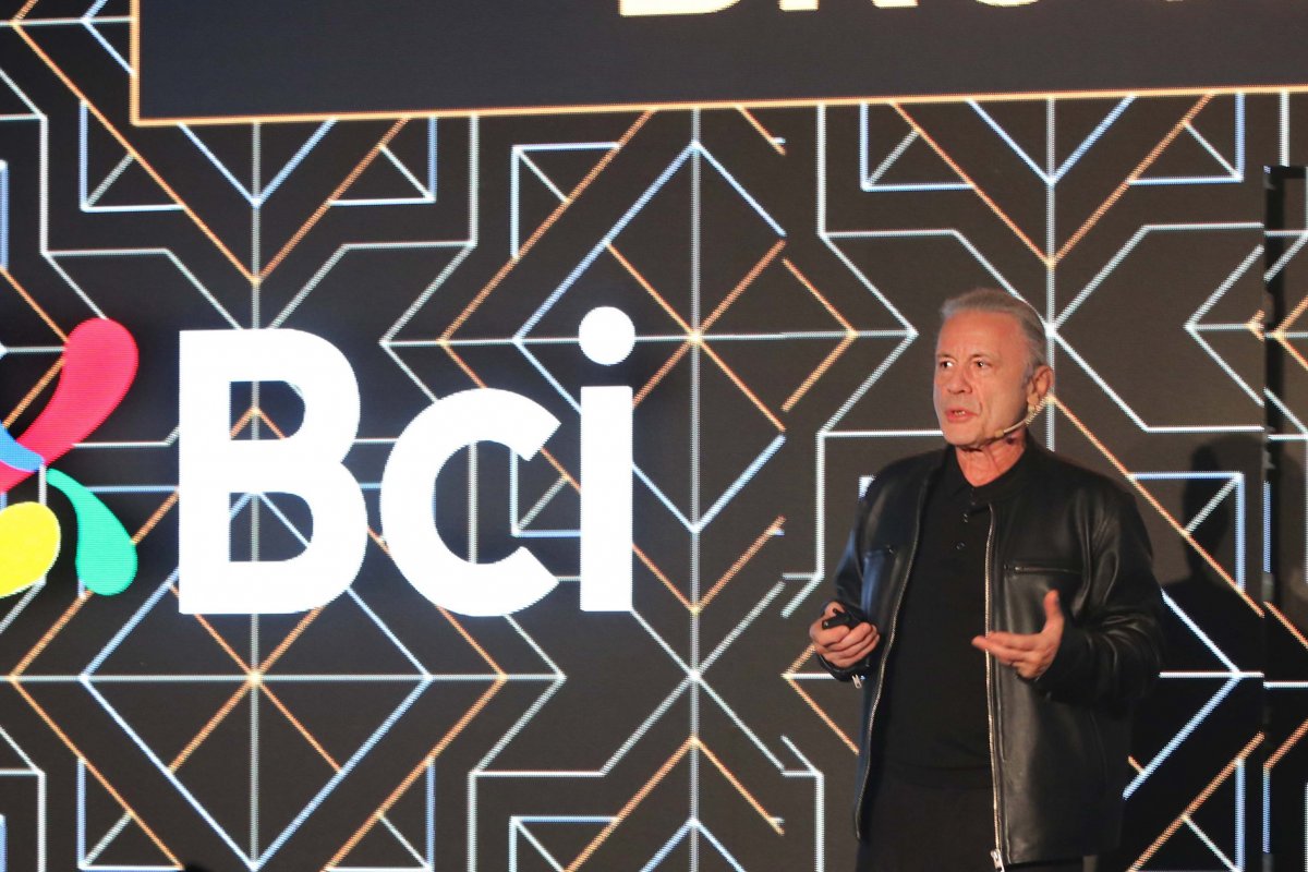 <p>¿Qué hacía Bruce Dickinson, vocalista de Iron Maiden, en un seminario privado de BCI?</p>