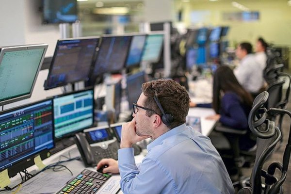 Operadores siguen descontando mayores recortes de tasa en Chile, pero el dólar se mantiene como principal escollo