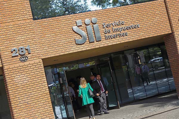 Caso audios: la molestia que marcó el primer cara a cara de fiscalizadores con el director del SII