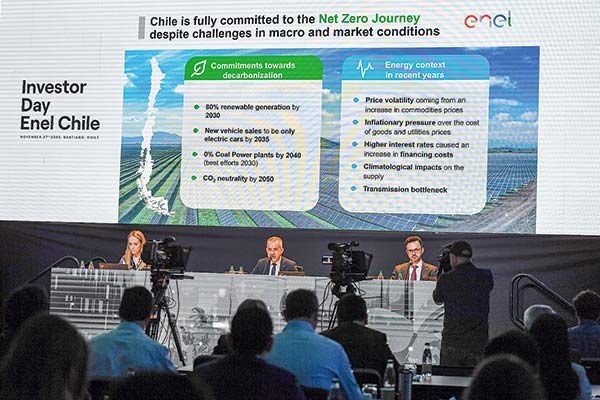 <p>Head of Investor Relations de Enel Chile, Isabella Klemes; CEO de Enel Chile, Fabrizio Barderi; el CFO de Enel Chile, Giuseppe Turchiarelli.</p>