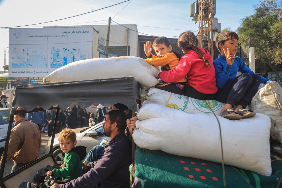 <p>Una familia palestina desplazada se traslada al este de Khan Younis, en el sur de Gaza, el jueves 23 de noviembre.</p>