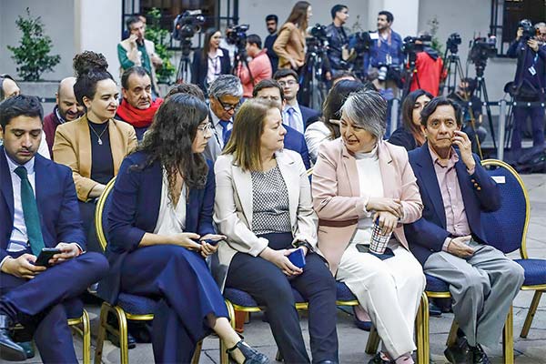 <p>Las subsecretarias Petersen y Petersen, que participaron de la promulgación de la modernización del sistema ChileCompra, junto a la ministra del Trabajo, Jeannette Jara, ayer en La Moneda.</p>