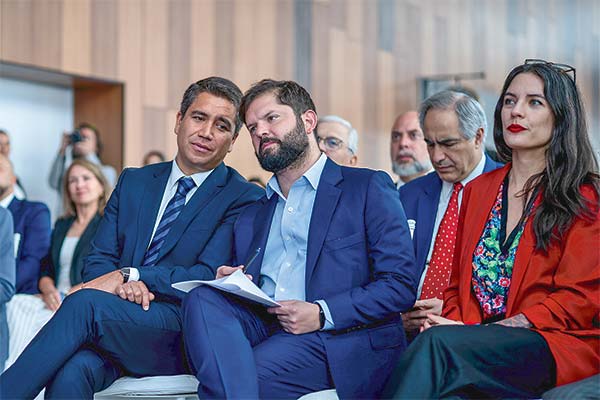 <p>El líder de la CNC, José Pakomio, dialoga con el Presidente Boric. Lo acompaña la ministra Vallejo. Foto: Presidencia</p>