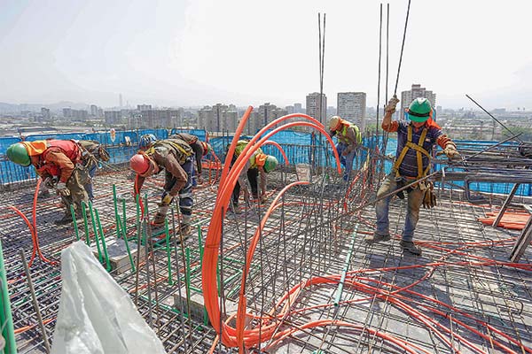 <p>Otras dos empresas del rubro de la construcción piden su quiebra voluntaria</p>