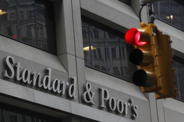 <p>S&P advierte principales riesgos para bancos chilenos en 2024: estancamiento político y débil actividad económica</p>
