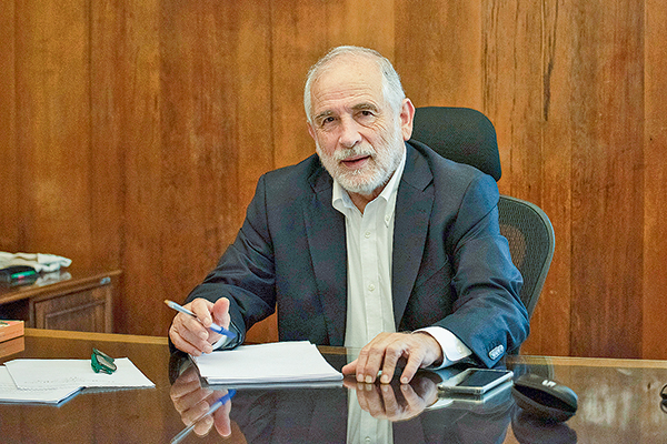 <p>Caso convenios: PDI allana oficinas del Ministerio de Vivienda y pese a presiones Montes descarta renunciar</p>