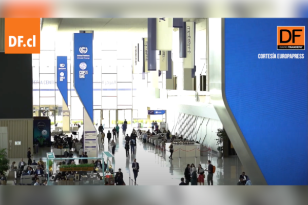 <p>Ahora en DF | Casi 120 países se comprometen en la COP28 a triplicar la capacidad de energías renovables</p>