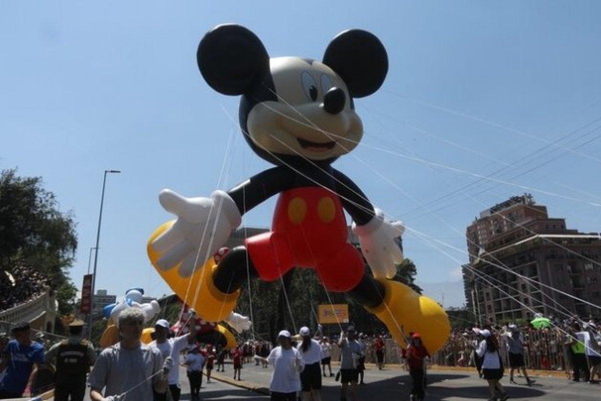 <p>Las imágenes que dejó el Paris Parade en Santiago</p>