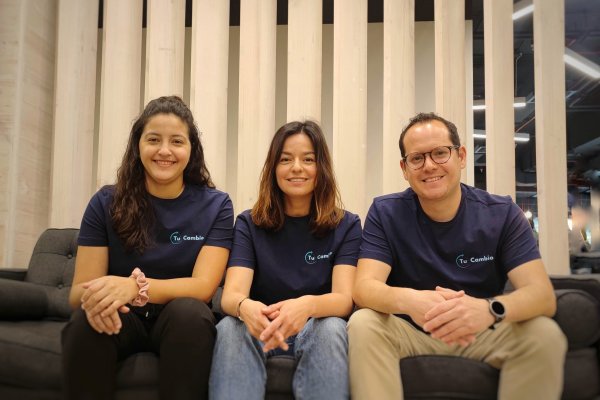 <p>Andrea Leal, Carla Leal y Luis Saavedra, de TuCambio.</p>