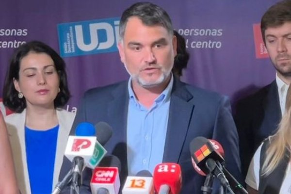 Macaya advierte que la UDI recurrirá incluso a cortes internacionales para responsabilizar al Gobierno de posibles muertes por la crisis de salud