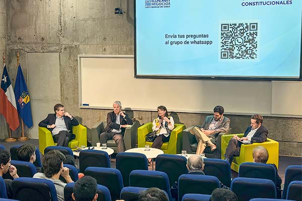 Debate constitucional a cuatro voces: economistas separan aguas por impuestos y sistema político
