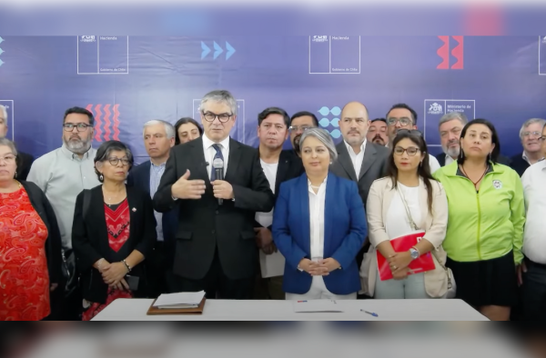 <p>Ahora en DF | Gobierno finalmente acuerda con los funcionarios públicos aumento salarial de 4,3%</p>