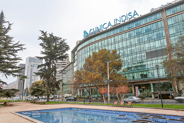 Fitch Ratings bajó la clasificación de Clínica Indisa y mantuvo perspectiva negativa ante crisis en las isapres
