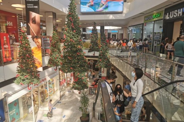 <p>Encuesta revela que el 48% de los chilenos usará el aguinaldo navideño para pagar deudas</p>