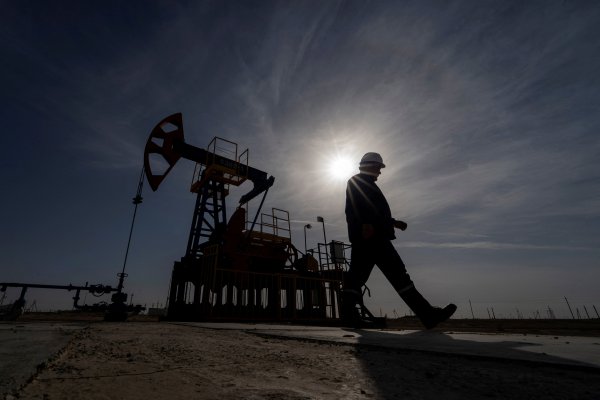 Petróleo cae más de 3% a mínimos de cinco meses tras fuerte aumento de inventarios de gasolina en EEUU
