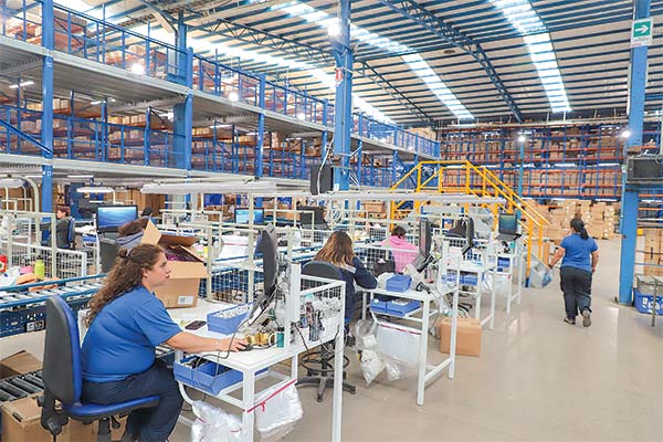 Las empresas están apurando la reducción de jornada y personas con dos empleos van al alza
