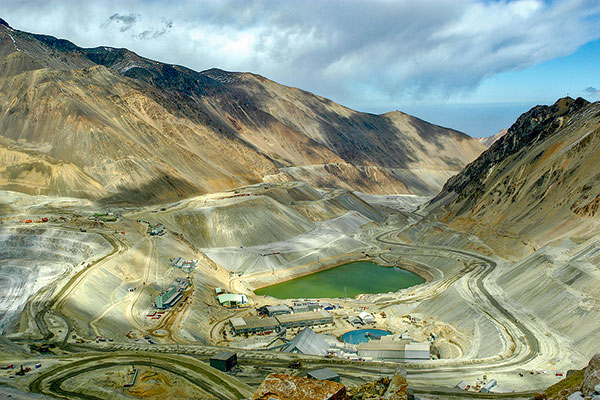 <p>Anglo American anuncia drástico recorte en producción de cobre y acción se hunde 19%</p>