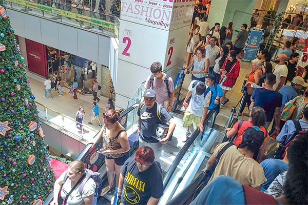 <p>Senado rechaza y deja caer proyecto que permitía abrir el día del plebiscito al comercio instalado en los malls</p>