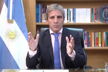 Caputo anuncia medidas económicas: el tipo de cambio oficial pasará a 800 pesos, se reducen ministerios y se pone fin a las licitaciones públicas nuevas