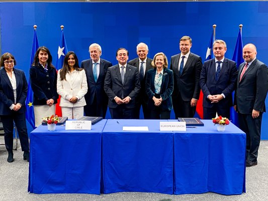 <p>Altas autoridades de la cancillería chilena y de la UE participaron de la firma del nuevo acuerdo.</p>