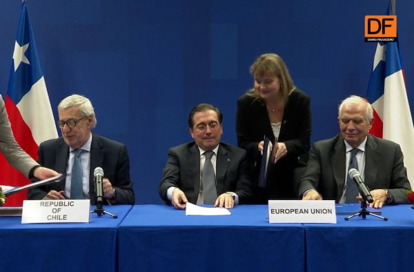 <p>Ahora en DF | La UE y Chile firman el acuerdo para modernizar su relación comercial</p>