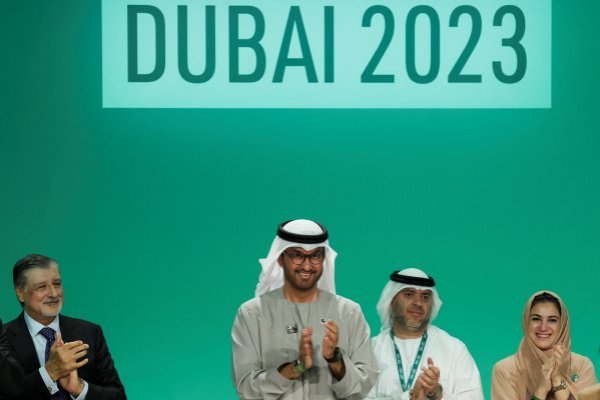 Países alcanzan un acuerdo “histórico” en la COP28 para la transición desde los combustibles fósiles