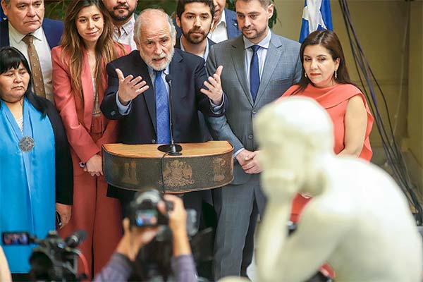 <p>Las detenciones de Andrade y Contreras sorprendieron al ministro Montes camino a Valparaíso. Foto: Agencia Uno</p>