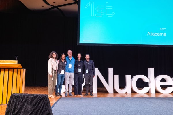 <p>El equipo de Atacama Biomaterials en una premiación en el MIT.</p>