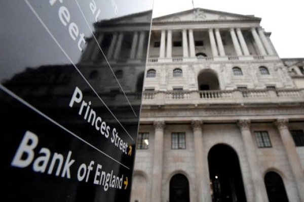 <p>El Banco de Inglaterra mantiene las tasas y advierte sobre un “camino a seguir” en materia de inflación</p>