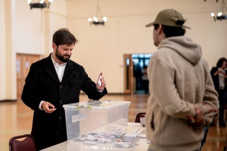 Chilenos rechazan por segunda vez en las urnas una propuesta de nueva Constitución