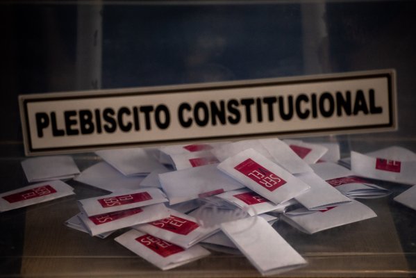 <p>Bloomberg: la clase política chilena es "la gran perdedora" del plebiscito, según los analistas</p>