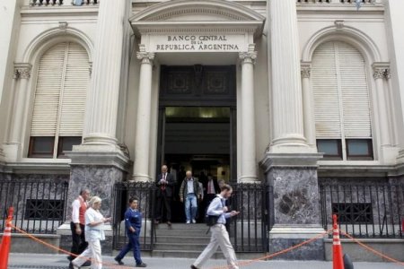 Banco Central de Argentina baja tasa de plazo fijo y podría llevar el dólar blue por encima de los 1.000 pesos